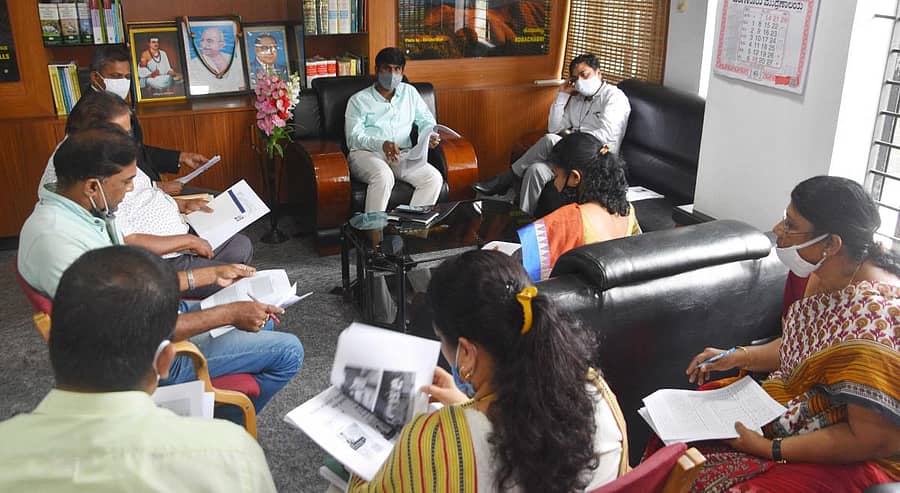 ಶಿವಮೊಗ್ಗದ ಜಿಲ್ಲಾಧಿಕಾರಿ ಕಚೇರಿಯಲ್ಲಿ ಬುಧವಾರ ಹಮ್ಮಿಕೊಂಡಿದ್ದ ಮತದಾರರ ಪಟ್ಟಿ ಪರಿಷ್ಕರಣೆ ಕುರಿತ ವಿವಿಧ ರಾಜಕೀಯ ಪಕ್ಷಗಳ ಪ್ರತಿನಿಧಿಗಳು ಹಾಗೂ ಅಧಿಕಾರಿಗಳ ಸಭೆಯಲ್ಲಿ ಜಿಲ್ಲಾಧಿಕಾರಿ ಕೆ.ಬಿ. ಶಿವಕುಮಾರ್ ಮಾತನಾಡಿದರು.