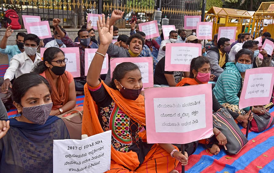 ನಗರದ ಮೌರ್ಯ ವೃತ್ತದಲ್ಲಿ ಬುಧವಾರ ಪ್ರತಿಭಟನೆ ನಡೆಸಿದ ಎಫ್‌ಡಿಎ–ಎಸ್‌ಡಿಎ ಹುದ್ದೆ ಆಕಾಂಕ್ಷಿತರು –ಪ್ರಜಾವಾಣಿ ಚಿತ್ರ  