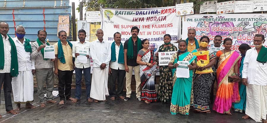 ದೆಹಲಿಯಲ್ಲಿ ರೈತರು ನಡೆಸುತ್ತಿರುವ ಚಳವಳಿಯನ್ನು ಬೆಂಬಲಿಸಿ ಸಾಗರದ ವಿವಿಧ ಸಂಘಟನೆಗಳು ಹಮ್ಮಿಕೊಂಡಿರುವ ಧರಣಿ ಸತ್ಯಾಗ್ರಹ ಬುಧವಾರವೂ ಮುಂದುವರಿಯಿತು