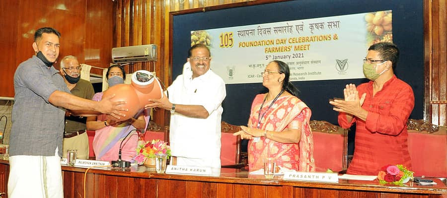 ಕಾಸರಗೋಡಿನ ಸಿಪಿಸಿಆರ್‌ಐನಲ್ಲಿ ನಡೆದ ಸಂಸ್ಥಾಪನಾ ದಿನಾಚರಣೆಯಲ್ಲಿ ಸಂಸದ ರಾಜ್‌ಮೋಹನ್‌ ಉಣ್ಣಿತ್ತಾನ್‌ ಅವರು ರೈತರಿಗೆ ಕೃಷಿ ಸಲಕರಣೆಗಳನ್ನು ವಿತರಿಸಿದರು.