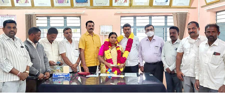 ಪ್ರಭಾರ ಅಧ್ಯಕ್ಷೆ ಯಶೋದಮ್ಮ ಅವರನ್ನು ಅಭಿನಂದಿಸಲಾಯಿತು