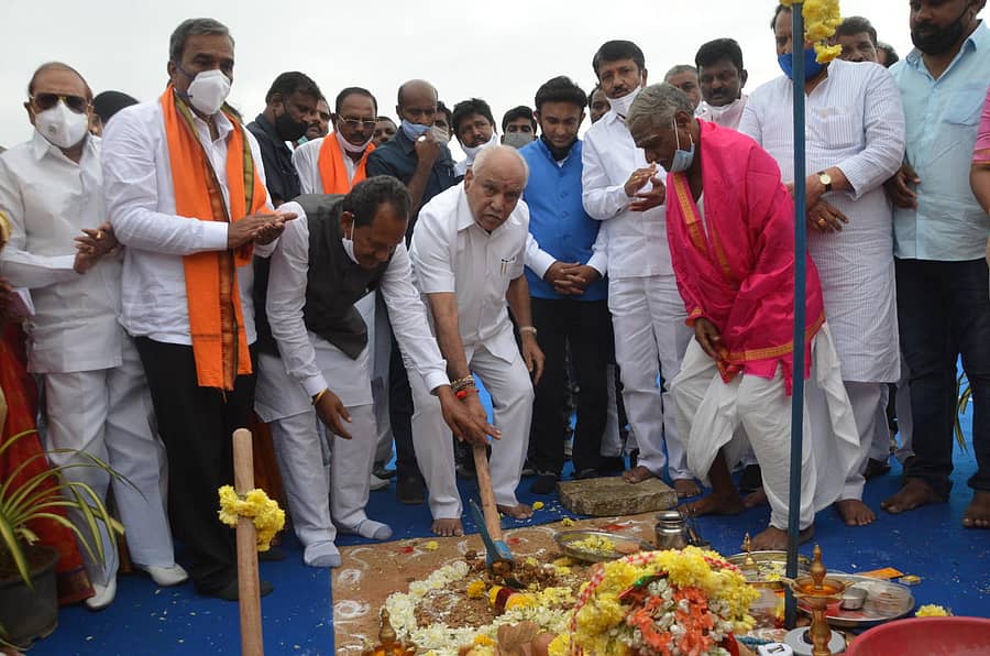 ಯಾದಗಿರಿಯಲ್ಲಿ ವೈದ್ಯಕೀಯ ಕಾಲೇಜು ಶಂಕುಸ್ಥಾಪನೆಗೆ ಮುಖ್ಯಮಂತ್ರಿ ಬಿ.ಎಸ್‌.ಯಡಿಯೂರಪ್ಪ ಗುದ್ದಲಿ ಪೂಜೆ ನೆರವೇರಿಸಿದರು