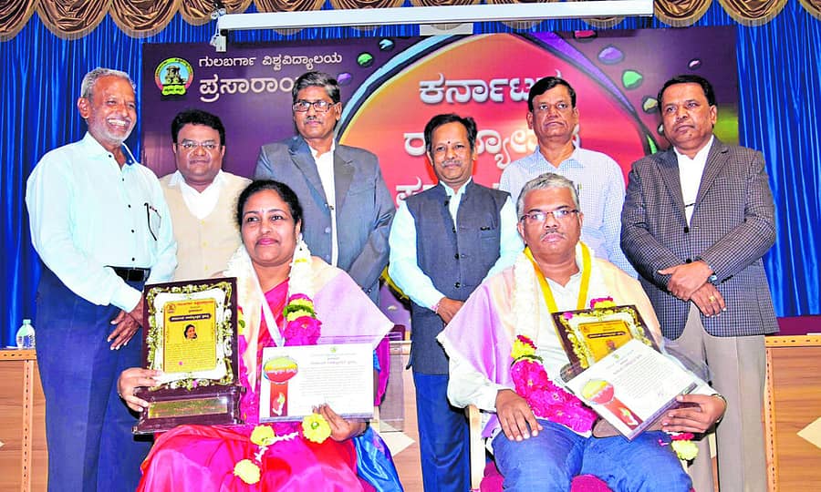 ಗುಲಬರ್ಗಾ ವಿಶ್ವವಿದ್ಯಾಲಯದಲ್ಲಿ ಆಯೋಜಿಸಿದ್ದ ಕಾರ್ಯಕ್ರಮದಲ್ಲಿ ಲೇಖಕಿ ರೇಣುಕಾ ರಮಾನಂದ ಹಾಗೂ ಸುಧಾ ವಾರಪತ್ರಿಕೆಯ ಕಾರ್ಯನಿರ್ವಾಹಕ ಸಂಪಾದಕ ರಘುನಾಥ ಚ.ಹ. ಅವರಿಗೆ ಪ್ರಶಸ್ತಿ ಪ್ರದಾನ ಮಾಡಲಾಯಿತು