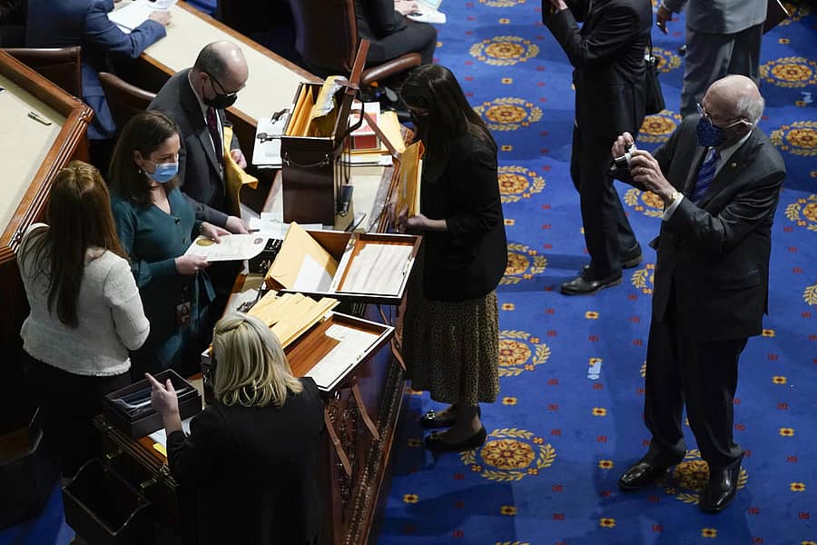 ವಾಷಿಂಗ್ಟನ್ ಸಂಸತ್ ಕಟ್ಟಡದಲ್ಲಿ ಅಧ್ಯಕ್ಷೀಯ ಚುನಾವಣೆಯ ಎಲೆಕ್ಟ್ರೊಲ್ ಕಾಲೇಜ್ ಮತಗಳ ಎಣಿಕೆ ಕಾರ್ಯ ನಡೆಯುತ್ತಿರುವ ದೃಶ್ಯ