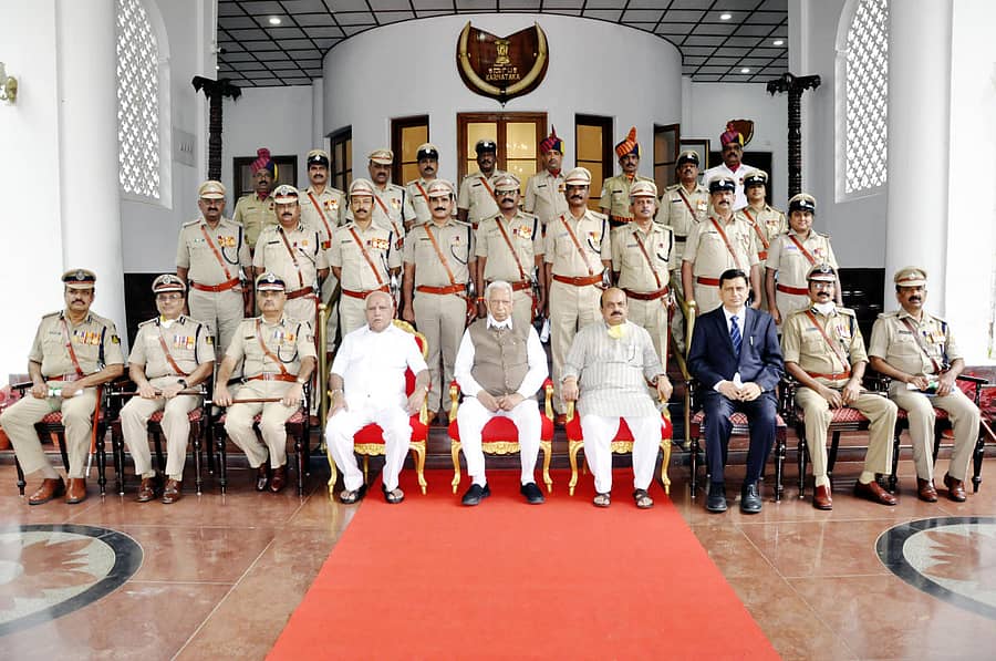 ಪೊಲೀಸ್‌ ಪದಕ ಪಡೆದ ಅಧಿಕಾರಿಗಳ ಜತೆಗೆ ಮುಖ್ಯಮಂತ್ರಿ ಬಿ.ಎಸ್‌.ಯಡಿಯೂರಪ್ಪ, ರಾಜ್ಯಪಾಲ ವಜುಭಾಯಿ ವಾಲಾ, ಗೃಹ ಸಚಿವ ಬಸವರಾಜಬೊಮ್ಮಾಯಿ.