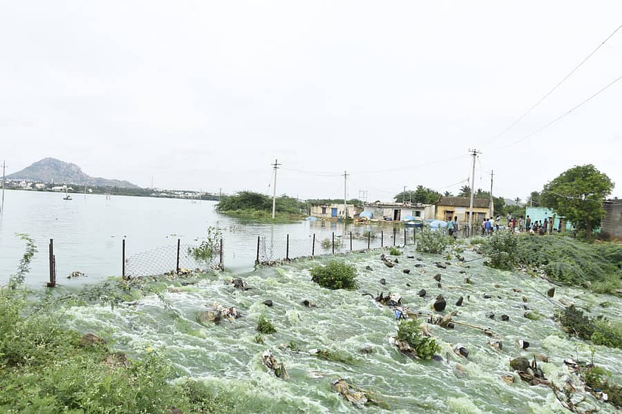 ಚಿತ್ರದುರ್ಗ ಜಿಲ್ಲೆಯಲ್ಲಿ ಬುಧವಾರ ಸುರಿದ ಅಕಾಲಿಕ ಮಳೆಯಿಂದಾಗಿ ಮಲ್ಲಾಪುರ ಕೆರೆ ಕೋಡಿ ಬಿದ್ದು, ನೀರು ಹೊರಗೆ ಹರಿಯುತ್ತಿರುವುದು.