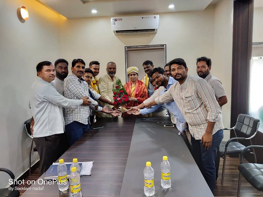 ಬೆಳಗಾವಿಯಲ್ಲಿ ಅಸ್ತಿತ್ವಕ್ಕೆ ಬಂದಿರುವ ‘ಲಕ್ಷ್ಮಿತಾಯಿ ಸೌಹಾರ್ದ ಸಹಕಾರಿ ನಿಯಮಿತ’ದ ಸಭೆಯಲ್ಲಿ ಶಾಸಕಿ ಲಕ್ಷ್ಮಿ ಹೆಬ್ಬಾಳಕರ ಅವರನ್ನು ಸತ್ಕರಿಸಲಾಯಿತು