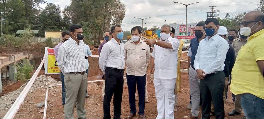 ಬೆಳಗಾವಿಯಲ್ಲಿ ಪ್ರಗತಿಯಲ್ಲಿರುವ ಅಭಿವೃದ್ಧಿ ಕಾಮಗಾರಿಗಳನ್ನು ನಗರಾಭಿವೃದ್ಧಿ ಸಚಿವ ಬೈರತಿ ಬಸವರಾಜ್ ಗುರುವಾರ ಪರಿಶೀಲಿಸಿದರುಪ್ರಜಾವಾಣಿ ಚಿತ್ರ