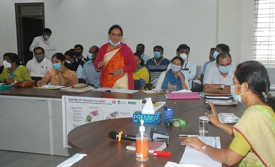 ಕೋವಿಡ್–19 ಲಸಿಕೆ ಅಣಕು ಕಾರ್ಯಾಚರಣೆಯ ಸಿದ್ಧತೆ ಸಂಬಂಧ ಜಿಲ್ಲಾಧಿಕಾರಿ ಸಿ.ಸತ್ಯಭಾಮ ಕೋಲಾರದಲ್ಲಿ ಗುರುವಾರ ಆರೋಗ್ಯ ಇಲಾಖೆ ಅಧಿಕಾರಿಗಳ ಸಭೆ ನಡೆಸಿದರು.