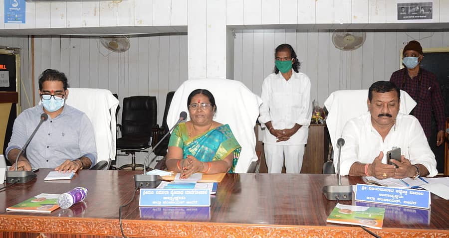 ಬೀದರ್ನ ಜಿಲ್ಲಾ ಪಂಚಾಯಿತಿಯಲ್ಲಿ ಗುರುವಾರ ನಡೆದ ಸಾಮಾನ್ಯ ಸಭೆಯಲ್ಲಿ ಅಧ್ಯಕ್ಷೆ ನಿರ್ಮಲಾ ಮಾನೆಗೋಪಾಳೆ ಮಾತನಾಡಿದರು. ಸಿಇಒ ಗ್ಯಾನೇಂದ್ರಕುಮಾರ ಗಂಗ್ವಾರ್ ಹಾಗೂ ಉಪಾಧ್ಯಕ್ಷ ವಿಜಯಕುಮಾರ ಪಾಟೀಲ ಇದ್ದಾರೆ