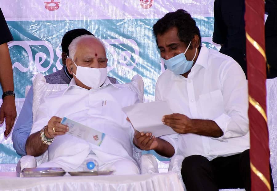 ಬೀದರ್ನಲ್ಲಿ ಶಾಸಕ ರಹೀಂಖಾನ್ ಅವರು ಜಿಲ್ಲಾಧಿಕಾರಿ ಕಚೇರಿ ಸಂಕೀರ್ಣ ಕುರಿತು ಸಲ್ಲಿಸಿದ ಮನವಿಪತ್ರವನ್ನು ಮುಖ್ಯಮಂತ್ರಿ ಬಿ.ಎಸ್. ಯಡಿಯೂರಪ್ಪ ಪರಿಶೀಲಿಸಿದರು