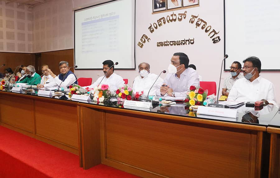 ಕೈಗಾರಿಕಾ ಸಚಿವ ಜಗದೀಶ ಶೆಟ್ಟರ್ ಅವರು ಉದ್ಯಮಿಗಳು ಹಾಗೂ ಅಧಿಕಾರಿಗಳೊಂದಿಗೆ ಸಂವಾದ ನಡೆಸಿದರು