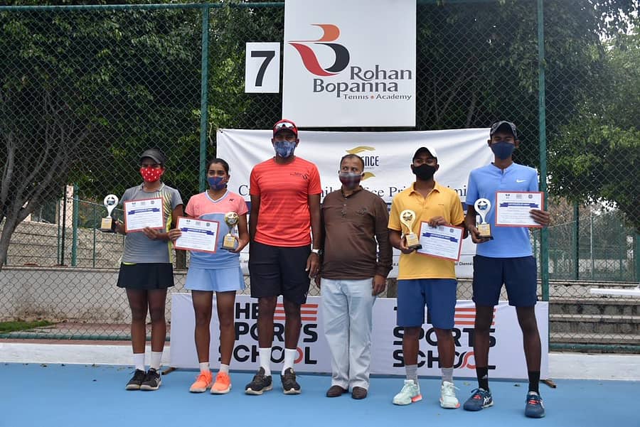 ಬಾಲಕಿಯರ ವಿಭಾಗದ ರನ್ನರ್ ಅಪ್‌ ಸುಹಿತಾ, ಚಾಂಪಿಯನ್ ರೇಷ್ಮಾ, ಟೆನಿಸ್ ಅಕಾಡೆಮಿಯ ಸಲಹೆಗಾರ ರೋಹನ್ ಬೋಪಣ್ಣ, ದಿ ಸ್ಪೋರ್ಟ್ಸ್ ಸ್ಕೂಲ್ ಪ್ರಾಚಾರ್ಯ ಎ.ಎಸ್‌.ವೆಂಕಟೇಶನ್, ಬಾಲಕರ ವಿಭಾಗದ ಚಾಂಪಿಯನ್ ಎರಿಕ್ ಮತ್ತು ರನ್ನರ್ ಅಪ್ ಅರುಣವ