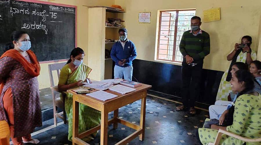 ಕೋಲಾರ ತಾಲ್ಲೂಕಿನ ಅರಹಳ್ಳಿಯ ಮತಗಟ್ಟೆಯಲ್ಲಿ ಪ್ರಸಕ್ತ ಸಾಲಿನಲ್ಲಿ 37 ಮಂದಿ ಹೊಸ ಮತದಾರರು ನೋಂದಣಿಯಾದ ಸಂಬಂಧ ಜಿಲ್ಲಾಧಿಕಾರಿ ಸಿ.ಸತ್ಯಭಾಮ ಮತ್ತು ಚುನಾವಣಾ ಸಿಬ್ಬಂದಿ ಗುರುವಾರ ಗ್ರಾಮಕ್ಕೆ ಭೇಟಿ ನೀಡಿ ಪರಿಶೀಲನೆ ನಡೆಸಿದರು.