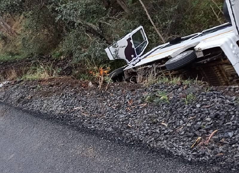 ಅಪಘಾತಕ್ಕೀಡಾಗಿರುವ ಟೆಂಪೊ ಟ್ರಾವೆಲರ್