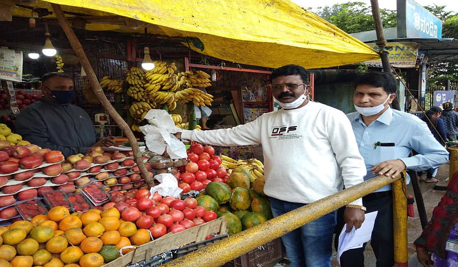 ಮಾಲೂರು ಪಟ್ಟಣದಲ್ಲಿ ಪ್ಲಾಸ್ಟಿಕ್ ಮಾರಾಟ ಮಾಡುವುದಿಲ್ಲ ಎಂದು ಅಂಗಡಿ ಮಾಲೀಕರಿಂದ ಸಹಿ ಸಂಗ್ರಹಕ್ಕೆ ಪುರಸಭೆ ಅಧ್ಯಕ್ಷ ಮುರಳೀಧರ್ ಚಾಲನೆ ನೀಡಿದರು