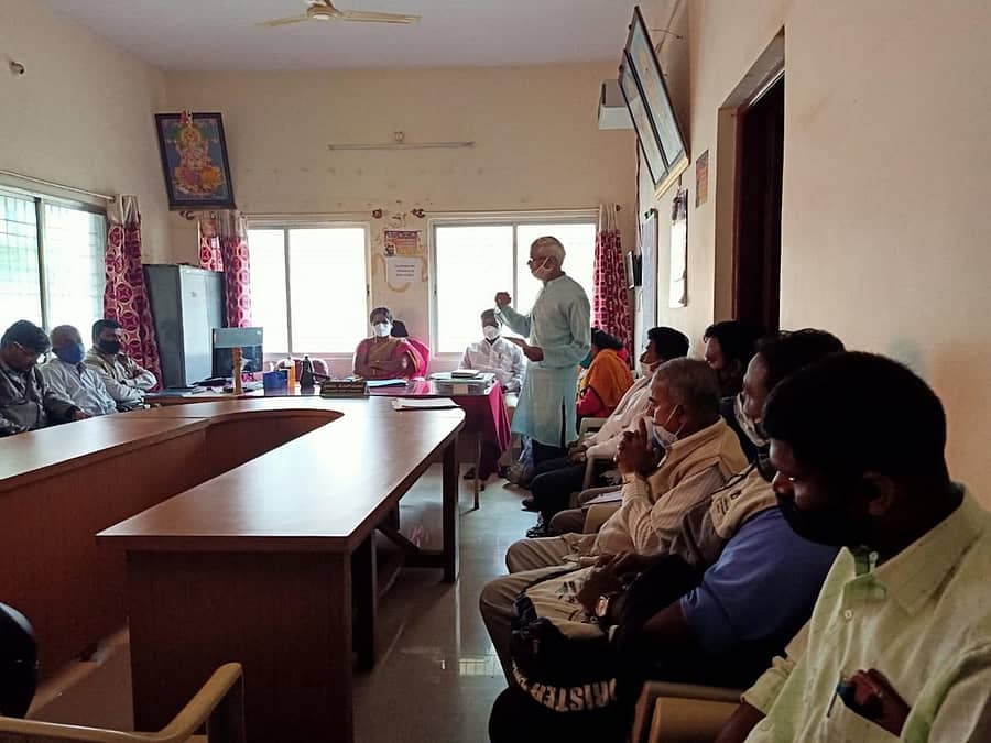 ಕೆಜಿಎಫ್ ತಾಲ್ಲೂಕು ಕಚೇರಿಯಲ್ಲಿ ಗುರುವಾರ ನಡೆದ ತಾಲ್ಲೂಕು ಕನ್ನಡ ಸಾಹಿತ್ಯ ಸಮ್ಮೇಳನದ ಪೂರ್ವ ಸಿದ್ಧತಾ ಸಭೆಯಲ್ಲಿ ಕಸಾಪ ಅಧ್ಯಕ್ಷ ವಿ.ಬಿ. ದೇಶಪಾಂಡೆ ಮಾತನಾಡಿದರು