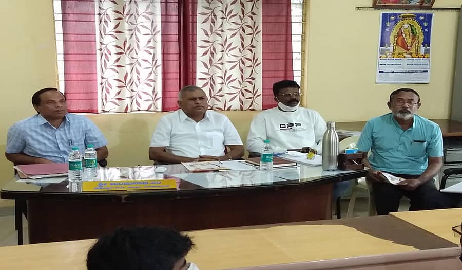 ಮಾಲೂರು ಪಟ್ಟಣದ ತಾಲ್ಲೂಕು ಕಚೇರಿ ಆವರಣದಲ್ಲಿ ಗುರುವಾರ ಹಮ್ಮಿಕೊಂಡಿದ್ದ ಕನ್ನಡ ಸಾಹಿತ್ಯ ಸಮ್ಮೇಳನದ ಪೂರ್ವಭಾವಿ ಸಭೆಯಲ್ಲಿ ಶಾಸಕ ಕೆ.ವೈ. ನಂಜೇಗೌಡ ಮಾತನಾಡಿದರು