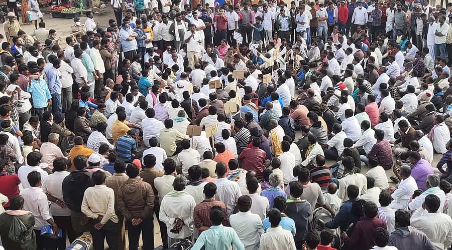 ಬಾಗೇಪಲ್ಲಿ ಬಸ್ ನಿಲ್ದಾಣದ ಮುಂದೆ ಬ್ಲಾಕ್ ಕಾಂಗ್ರೆಸ್ ನೇತೃತ್ವದಲ್ಲಿ ಮುಖಂಡರು, ಕಾರ್ಯಕರ್ತರು, ಎಸ್.ಎನ್.ಎಸ್ ಅಭಿಮಾನಿಗಳು ಪ್ರತಿಭಟಿಸಿದರು