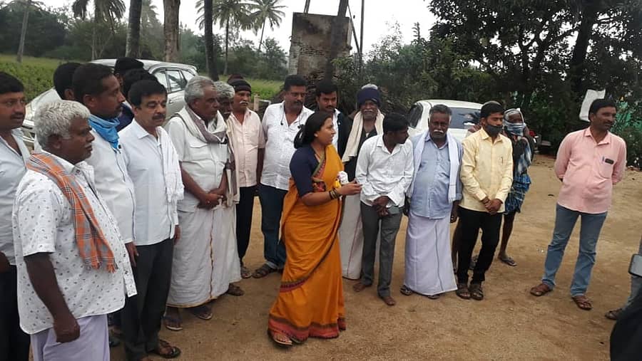 ಶಾಸಕಿ ಎಂ. ರೂಪಕಲಾ ಬುಧವಾರ ಕೆಜಿಎಫ್ ತಾಲ್ಲೂಕಿನ ವಿವಿಧ ಗ್ರಾಮ ಪಂಚಾಯಿತಿ ಕೇಂದ್ರಗಳಿಗೆ ತೆರಳಿ ನೂತನ ಸದಸ್ಯರನ್ನು ಭೇಟಿ ಮಾಡಿ ಮಾತನಾಡಿದರು