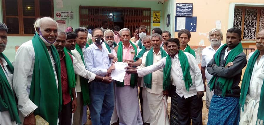 ಪಾವಗಡ ತಾಲ್ಲೂಕಿನ ರೈತರಿಗೆ ಕರ್ನಾಟಕ ಗ್ರಾಮೀಣ ಬ್ಯಾಂಕ್ ಮುಂಭಾಗ ಹಸಿರು ಸೇನೆ ಪದಾಧಿಕಾರಿಗಳು ಪ್ರತಿಭಟಿಸಿ ವ್ಯವಸ್ಥಾಪಕ ದಯಾನಂದ್ ಅವರಿಗೆ ಮನವಿ ಸಲ್ಲಿಸಿದರು