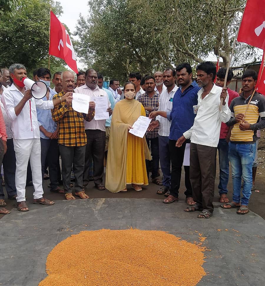 ಕಾಳಗಿ ತಾಲ್ಲೂಕಿನ ಕೋಡ್ಲಿ ಕ್ರಾಸ್ ನಲ್ಲಿ ಗುರುವಾರ ಪ್ರತಿಭಟನೆ ನಡೆಸಿ ಎಪಿಎಂಸಿ ಕಾರ್ಯದರ್ಶಿ ಸವಿತಾ ಪವಾರ ಅವರಿಗೆ ಮನವಿ ಪತ್ರ ಸಲ್ಲಿಸಲಾಯಿತು