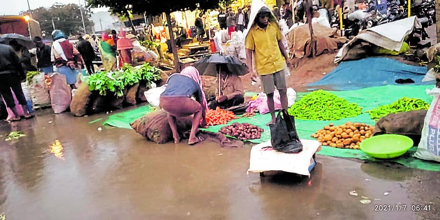 ಶಿರಾದಲ್ಲಿ ಮಳೆಯಲ್ಲಿಯೇ ವ್ಯಾಪಾರ ವ್ಯಾಪಾರ ನಡೆಯಿತು