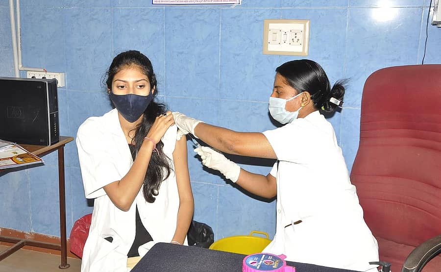 ಹೊಸಪೇಟೆಯಲ್ಲಿ ಶುಕ್ರವಾರ ಕೋವಿಡ್ ಲಸಿಕೆ ಡ್ರೈ ರನ್ ಅಣಕು ಪ್ರದರ್ಶನದಲ್ಲಿ ನರ್ಸ್ ಯುವತಿಗೆ ಲಸಿಕೆ ಹಾಕುವ ಬಗೆ ತೋರಿಸಿದರು