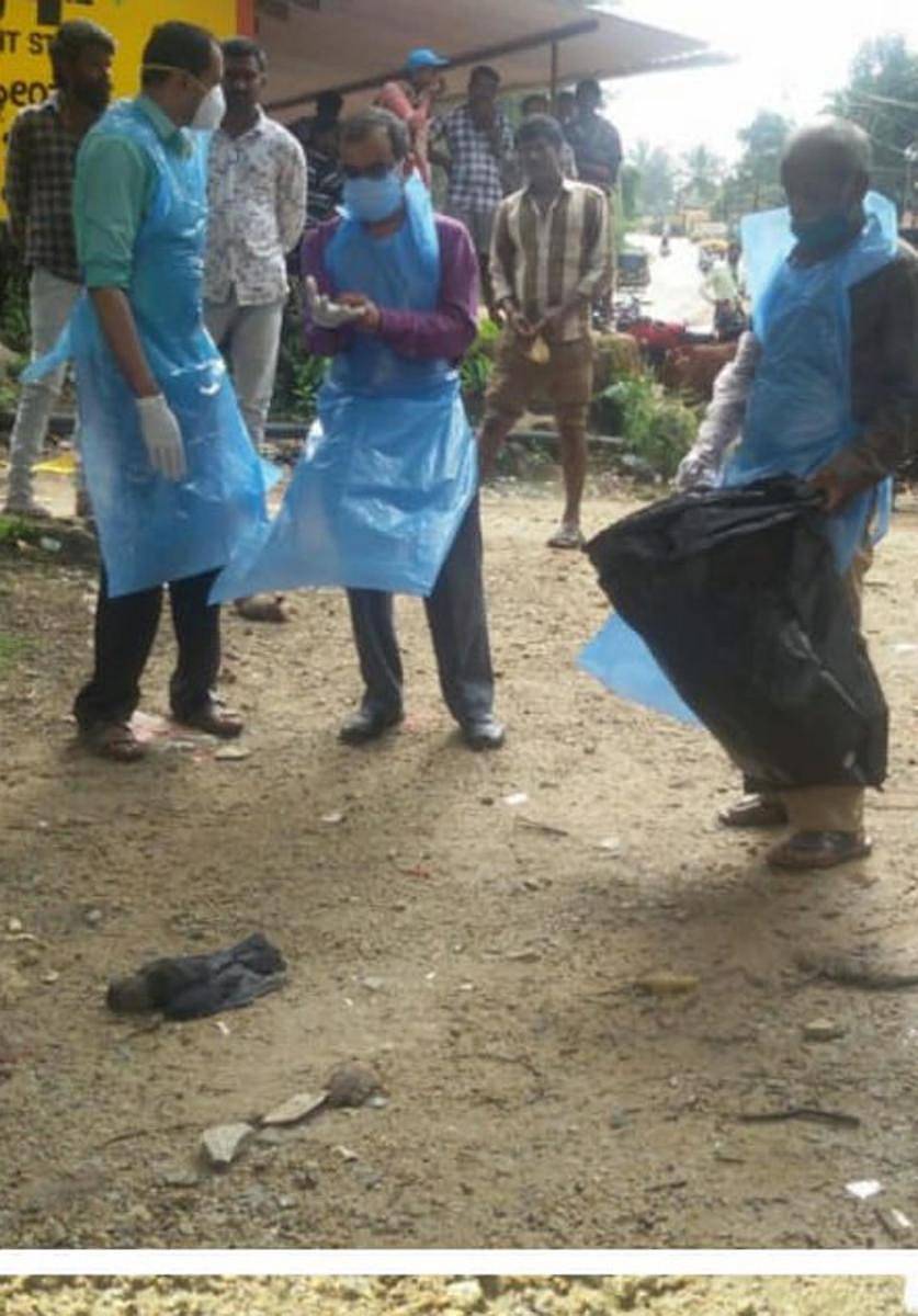 ತೀರ್ಥಹಳ್ಳಿ ಪಟ್ಟಣದ ಸಮೀಪದ ಮೇಲಿನಕುರುವಳ್ಳಿಯಲ್ಲಿ ಶುಕ್ರವಾರ ಅಸಹಜವಾಗಿ ಕಾಗೆಗಳು ಮೃತಪಟ್ಟಿದ್ದು, ಪಶು ವೈದ್ಯಕೀಯ ಹಾಗೂ ಅರಣ್ಯ ಇಲಾಖೆ ಅಧಿಕಾರಿಗಳು ಸತ್ತ ಕಾಗೆಗಳನ್ನು ತೆರವುಗೊಳಿಸಿದರು