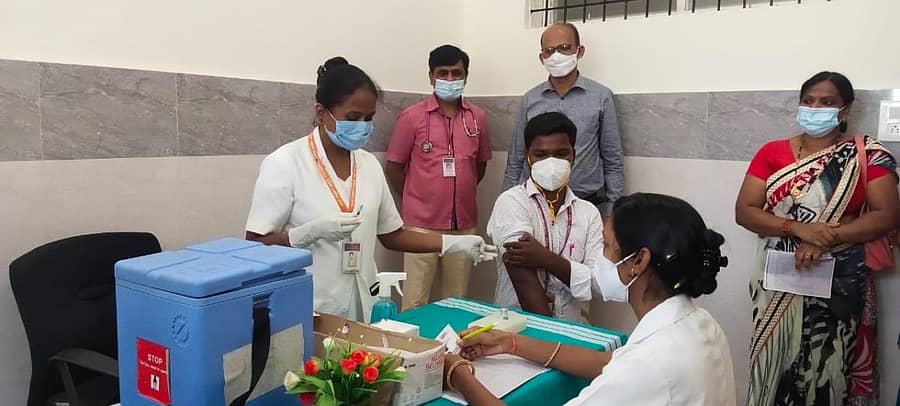 ಗಂಗಾವತಿಯ ಸರ್ಕಾರಿ ಹೆರಿಗೆ ಮತ್ತು ಮಕ್ಕಳ ಆಸ್ಪತ್ರೆಯಲ್ಲಿ ಕೋವಿಡ್ ಲಸಿಕೆ ಹಾಕುವ ಪ್ರಯೋಗದ (ಡ್ರೈ ರನ್) ಅಣಕು ಪ್ರದರ್ಶನ ಶುಕ್ರವಾರ ನಡೆಯಿತು