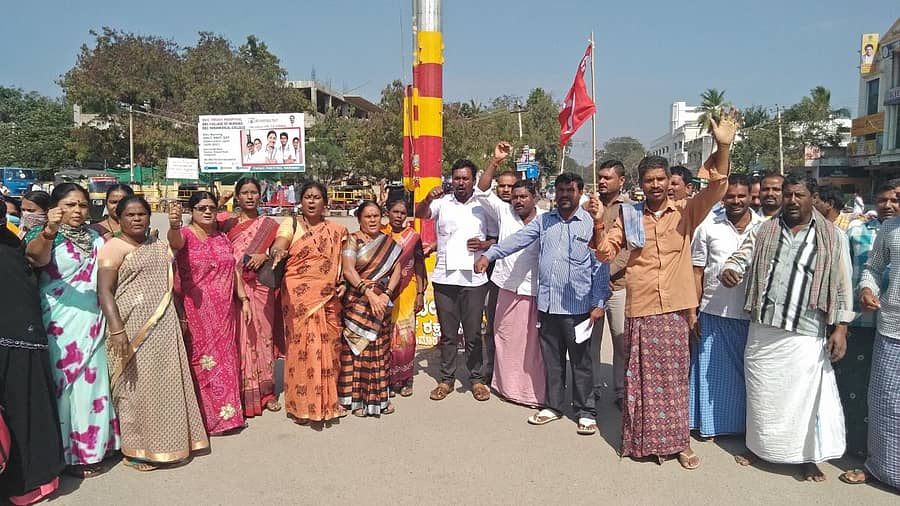 ಗಂಗಾವತಿಯ ಶ್ರೀಕೃಷ್ಣದೇವರಾಯ ವೃತ್ತದಲ್ಲಿ ಸಿಐಟಿಯು ಕಾರ್ಯಕರ್ತರು ಪ್ರತಿಭಟನೆ ನಡೆಸಿದರು
