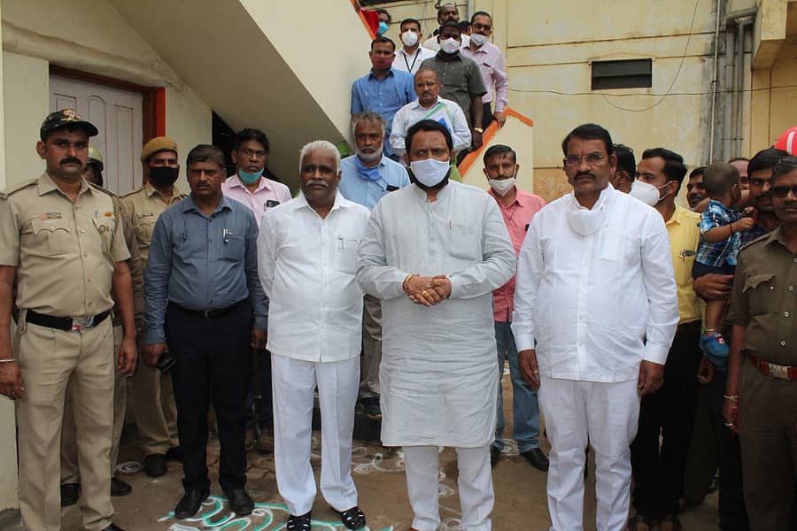 ಬೆಳಗಾವಿಯ ಸಾರಿಗೆ ಡಿಪೋದಲ್ಲಿ ನೌಕರರು ವಿಶ್ರಾಂತಿ ಗೃಹವನ್ನು ಸಾರಿಗೆ ಸಚಿವರೂ ಆಗಿರುವ ಉಪ ಮುಖ್ಯಮಂತ್ರಿ ಲಕ್ಷ್ಮಣ ಸವದಿ ಶುಕ್ರವಾರ ಉದ್ಘಾಟಿಸಿದರು. ರಾಜ್ಯಸಭಾ ಸದಸ್ಯ ಈರಣ್ಣ ಕಡಾಡಿ, ಶಾಸಕ ಅನಿಲ ಬೆನಕೆ ಇದ್ದಾರೆ