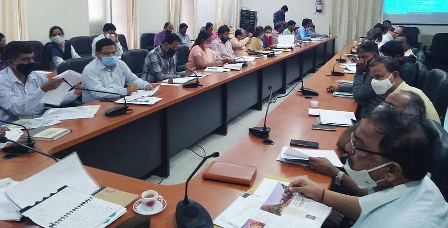 ಪ್ರಧಾನಮಂತ್ರಿ ಕೌಶಲ ವಿಕಾಸ ಯೋಜನೆ ಅನುಷ್ಠಾನ ಕುರಿತು ಚಿತ್ರದುರ್ಗದಲ್ಲಿ ಗುರುವಾರ ಜಿಲ್ಲಾಧಿಕಾರಿ ಕವಿತಾ ಎಸ್. ಮನ್ನಿಕೇರಿ ಅಧ್ಯಕ್ಷತೆಯಲ್ಲಿ ಸಭೆ ನಡೆಯಿತು