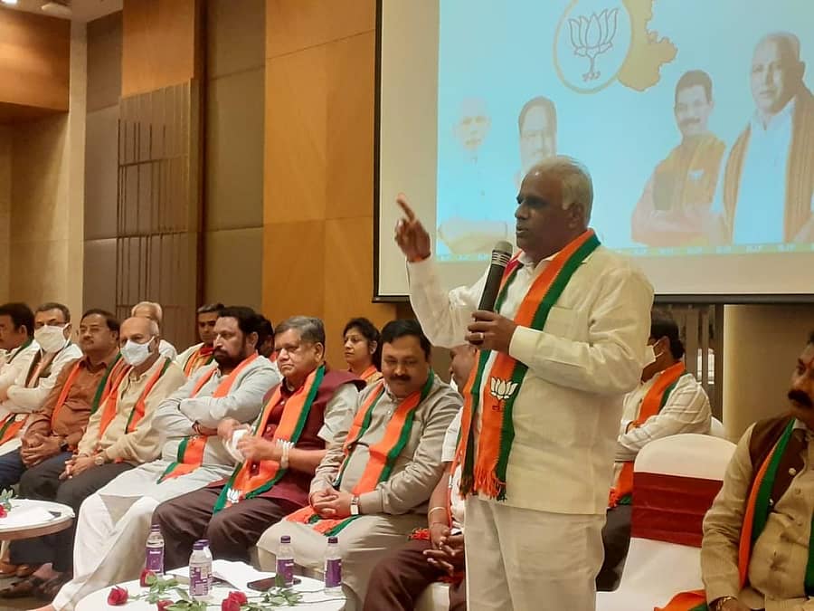 ಬೆಳಗಾವಿ ತಾಲ್ಲೂಕಿನ ಖಾಸಗಿ ಹೋಟೆಲ್ನಲ್ಲಿ ಶುಕ್ರವಾರ ನಡೆದ ಬಿಜೆಪಿ ಮುಖಂಡರ ಸಭೆಯಲ್ಲಿ ರಾಜ್ಯಸಭಾ ಸದಸ್ಯ ಈರಣ್ಣ ಕಡಾಡಿ ಮಾತನಾಡಿದರು