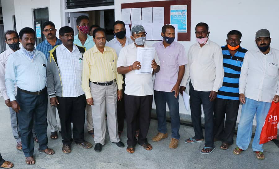 ಶಿವಮೊಗ್ಗ ಜಿಲ್ಲಾಧಿಕಾರಿ ಕಚೇರಿ ಮುಂದೆ ಶುಕ್ರವಾರ ಎಂಪಿಎಂ ಅರಣ್ಯ ನೌಕರರ ಕ್ಷೇಮಾಭಿವೃದ್ಧಿ ಸಂಘದ ಸದಸ್ಯರು ಬೇಡಿಕೆ ಈಡೇರಿಕೆಗೆ ಆಗ್ರಹಿಸಿ ಪ್ರತಿಭಟನೆ ನಡೆಸಿದರು.