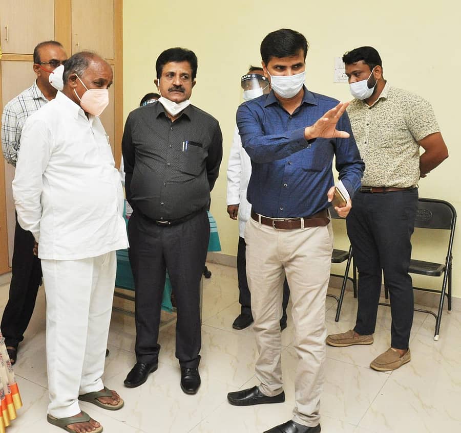 ಶಾಸಕ ಸಿ.ಪುಟ್ಟರಂಗಶೆಟ್ಟಿ ಅವರಿಗೆ ಜಿಲ್ಲಾ ಆರೋಗ್ಯಾಧಿಕಾರಿ ಡಾ.ಎಂ.ಸಿ.ರವಿ ಅವರು ಲಸಿಕೆ ನೀಡುವ ಹಂತವನ್ನು ವಿವರಿಸಿದರು