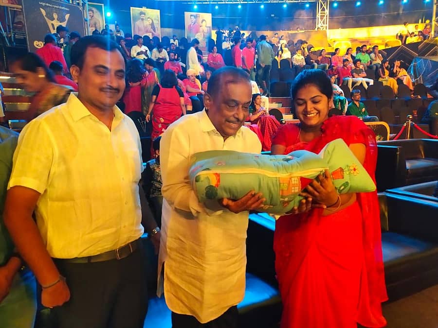 08ಸಿಕೆಡಿ3 ಚಿಕ್ಕೋಡಿಯ ಸಿದಗೌಡ ಮತ್ತು ಅಶ್ವಿನಿ ಪಾಟೀಲ ದಂಪತಿ ಮಗುವಿಗೆ ನಾದಬ್ರಹ್ಮ ಹಂಸಲೇಖ 'ಕನ್ನಡದ ವೃದ್ಧಿ' ಎಂದು ನಾಮಕರಣ ಮಾಡಿದ ಕ್ಷಣ.