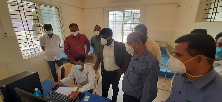 ಕೋವಿಡ್ ಲಸಿಕೆ ನೀಡುವ ತಾಲೀಮು ಜಿಲ್ಲಾ ಆಸ್ಪತ್ರೆಯಲ್ಲಿ ನಡೆಯುತ್ತಿದೆ.