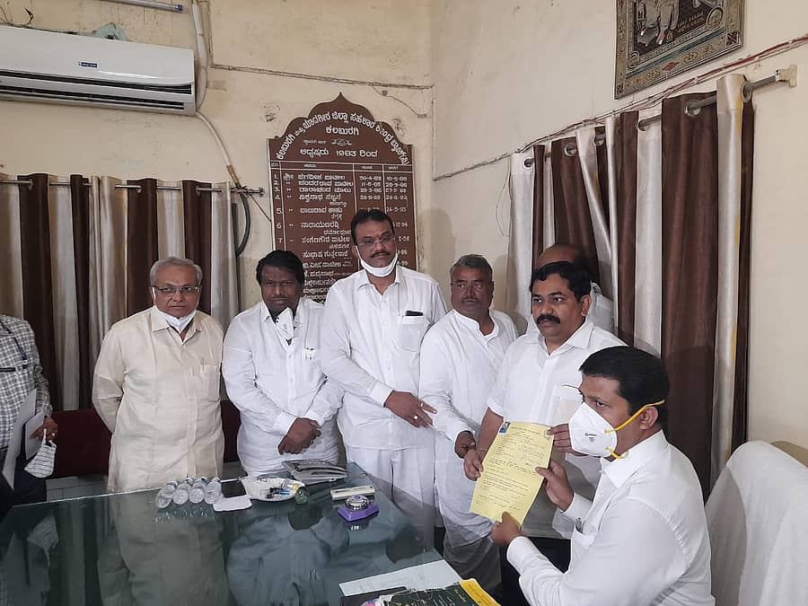 ಸೇಡಂ ಶಾಸಕ ರಾಜಕುಮಾರ ಪಾಟೀಲ ತೆಲ್ಕೂರ ಡಿಸಿಸಿ ಬ್ಯಾಂಕ್ ಅಧ್ಯಕ್ಷ ಸ್ಥಾನಕ್ಕೆ ನಾಮಪತ್ರ ಸಲ್ಲಿಸಿದರು