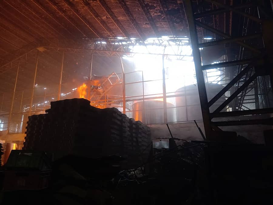 ಹರಪನಹಳ್ಳಿ ತಾಲ್ಲೂಕಿನ ದುಗ್ಗಾವತಿಯಲ್ಲಿರುವ ಮದ್ಯ ತಯಾರಿಕಾ ಘಟಕಕ್ಕೆ ಬೆಂಕಿ ಬಿದ್ದಿರುವುದು