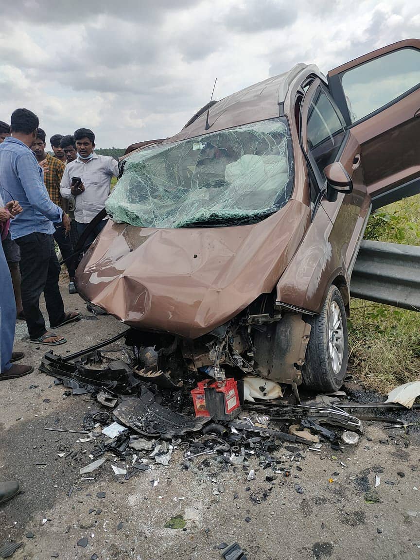 ಅಪಘಾತದಲ್ಲಿ ನುಜ್ಜುಗುಜ್ಜಾಗಿರುವ ಕಾರು