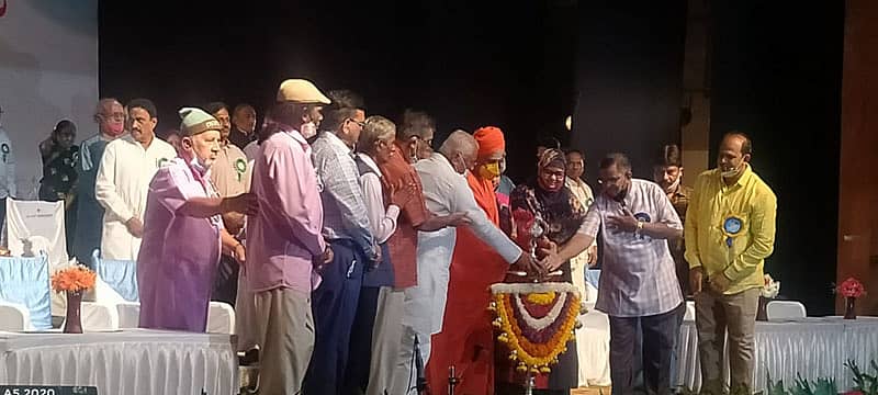 ತುಮಕೂರಿನಲ್ಲಿ ಕರ್ನಾಟಕ ನಾಟಕ ಅಕಾಡೆಮಿ ಪ್ರಶಸ್ತಿ ಪ್ರದಾನ ಸಮಾರಂಭಕ್ಕೆ ಸಿದ್ಧಲಿಂಗ ಸ್ವಾಮೀಜಿ, ಸಂಸದ ಜಿ.ಎಸ್.ಬಸವರಾಜ್ ಚಾಲನೆ.