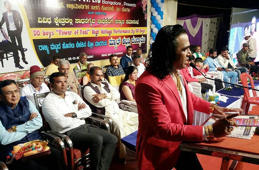 ಸೊರಬ ತಾಲ್ಲೂಕಿನ ಕೊಡಕಣಿ ಗ್ರಾಮದಲ್ಲಿ ಈಚೆಗೆ ನಡೆದ ರಾಜ್ಯ ಮಟ್ಟದ ಕಬಡ್ಡಿ ಪಂದ್ಯಾವಳಿಯಲ್ಲಿ ಚಲನಚಿತ್ರ ನಿರ್ಮಾಪಕ ಎಂ.ವಿ. ಕೃಷ್ಣಪ್ಪ ಮಾತನಾಡಿದರು