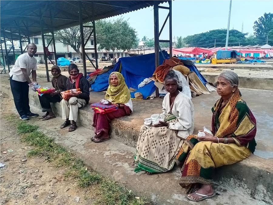 ಕುಣಿಗಲ್ ಸಂತೆಮೈದಾನದಲ್ಲಿ ನಿರ್ಗತಿಕರಿಗೆ ತಿಂಡಿ ಮತ್ತು ವುಲ್ಲನ್ ರಗ್ಗು ಗಳನ್ನು ವಿತರಿಸಿದ ನಾರಾಯಣ್