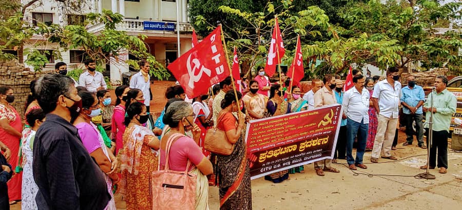 ಮಂಗಳೂರಿನ ಮಿನಿ ವಿಧಾನ ಸೌಧದ ಎದುರು ಶುಕ್ರವಾರ ಸಿಐಟಿಯು ನೇತೃತ್ವದಲ್ಲಿ ಪ್ರತಿಭಟನೆ ನಡೆಸಲಾಯಿತು.