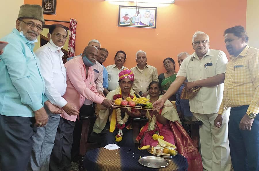 ಭದ್ರಾವತಿ ತಾಲ್ಲೂಕು ಕನ್ನಡ ಸಾಹಿತ್ಯ ಸಮ್ಮೇಳನದ ಸರ್ವಾಧ್ಯಕ್ಷರಾಗಿ ಆಯ್ಕೆಯಾಗಿರುವ ಎ.ಪಿ.ಕುಮಾರ್ ಅವರಿಗೆ ಶುಕ್ರವಾರ ಅಧಿಕೃತ ಆಹ್ವಾನ ನೀಡಲಾಯಿತು. ಜಿಲ್ಲಾ ಕಸಾಪ ಅಧ್ಯಕ್ಷ ಶಂಕರಪ್ಪ, ತಾಲ್ಲೂಕು ಅಧ್ಯಕ್ಷ ಅಪೇಕ್ಷಾ ಮಂಜುನಾಥ ಇದ್ದರು.