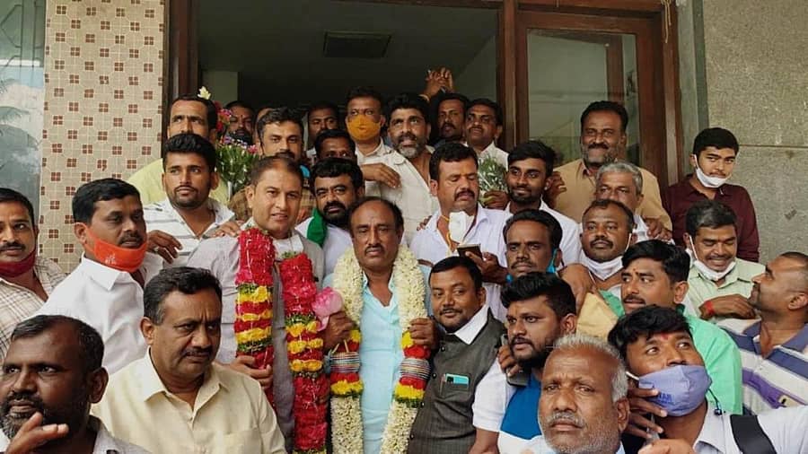 ರಾಜ್ಯ ಪ್ರಾಥಮಿಕ ಸಹಕಾರ ಕೃಷಿ ಮತ್ತು ಗ್ರಾಮೀಣ ಅಭಿವೃದ್ಧಿ ಬ್ಯಾಂಕ್ ಅಧ್ಯಕ್ಷರಾಗಿ ಅವಿರೋಧವಾಗಿ ಆಯ್ಕೆಯಾದ ಡಿ. ಕೃಷ್ಣಕುಮಾರ್ ಅವರನ್ನು ಅಭಿನಂದಿಸಲಾಯಿತು