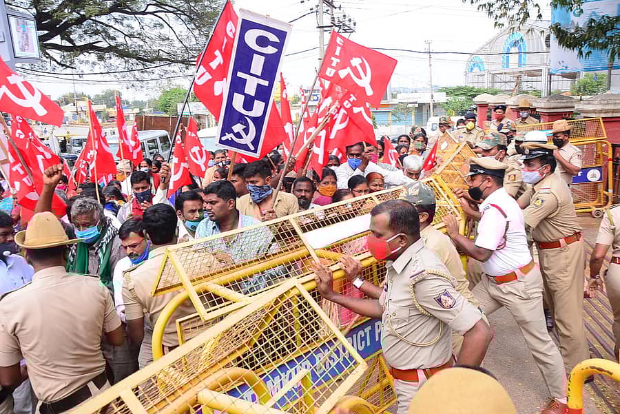 ಜಿಲ್ಲಾಧಿಕಾರಿ ಕಚೇರಿಗೆ ಮುತ್ತಿಗೆ ಹಾಕಲು ಯತ್ನಿಸಿದ ಸಿಐಟಿಯು ಕಾರ್ಯಕರ್ತರನ್ನು ತಡೆದ ಪೊಲೀಸರು