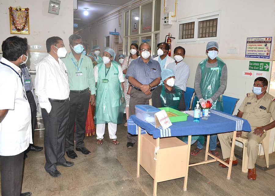 ಕೊರೊನಾ ಲಸಿಕೆ ತಾಲೀಮಿನಲ್ಲಿ ಭಾಗವಹಿಸಿದ್ದ ವೈದ್ಯರು ಹಾಗೂ ಪೊಲೀಸ್ ಸಿಬ್ಬಂದಿ