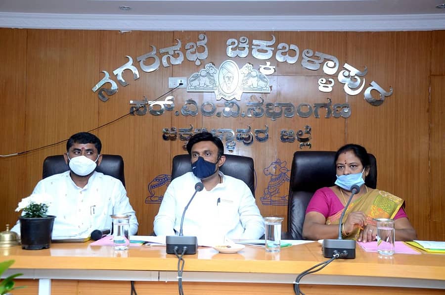 ನಗರಸಭೆಯ ಸರ್ವಸದಸ್ಯರ ಸಭೆಯಲ್ಲಿ ಭಾಗವಹಿಸಿರುವ ಸಚಿವ ಡಾ.ಕೆ.ಸುಧಾಕರ್ ಮತ್ತು ಸದಸ್ಯರು